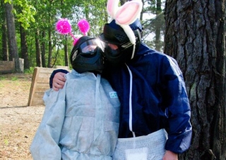  彩弹射击年轻人的单身派对 